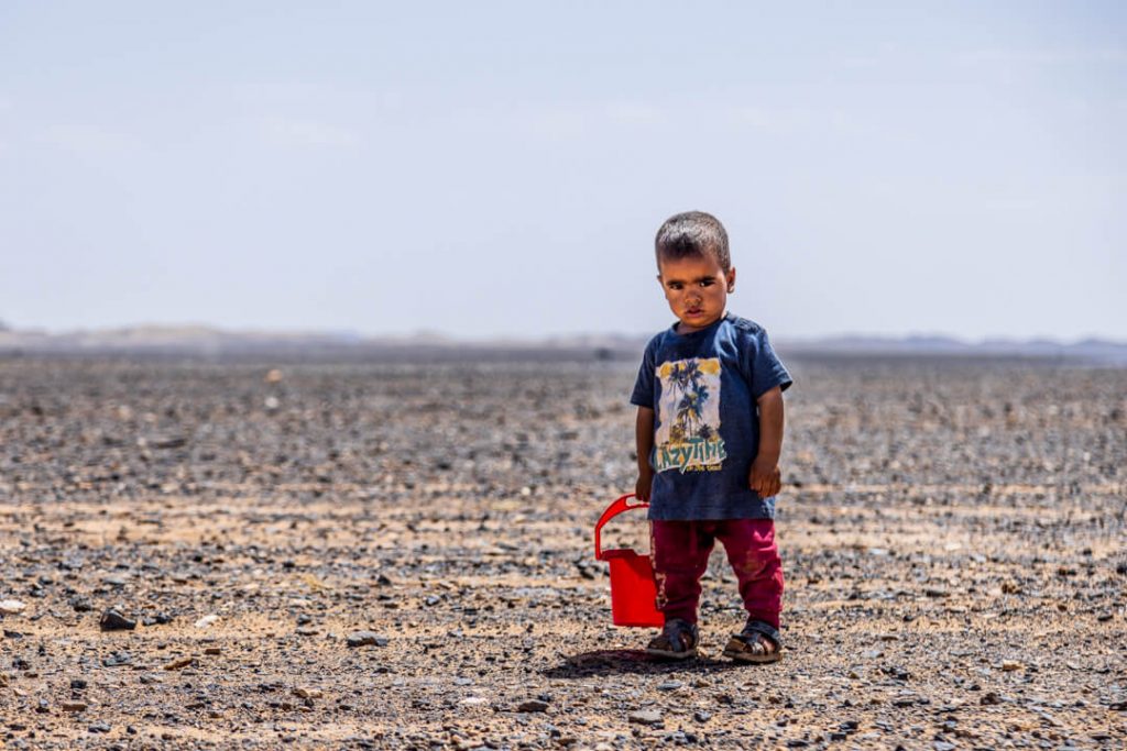 Bambino nel deserto