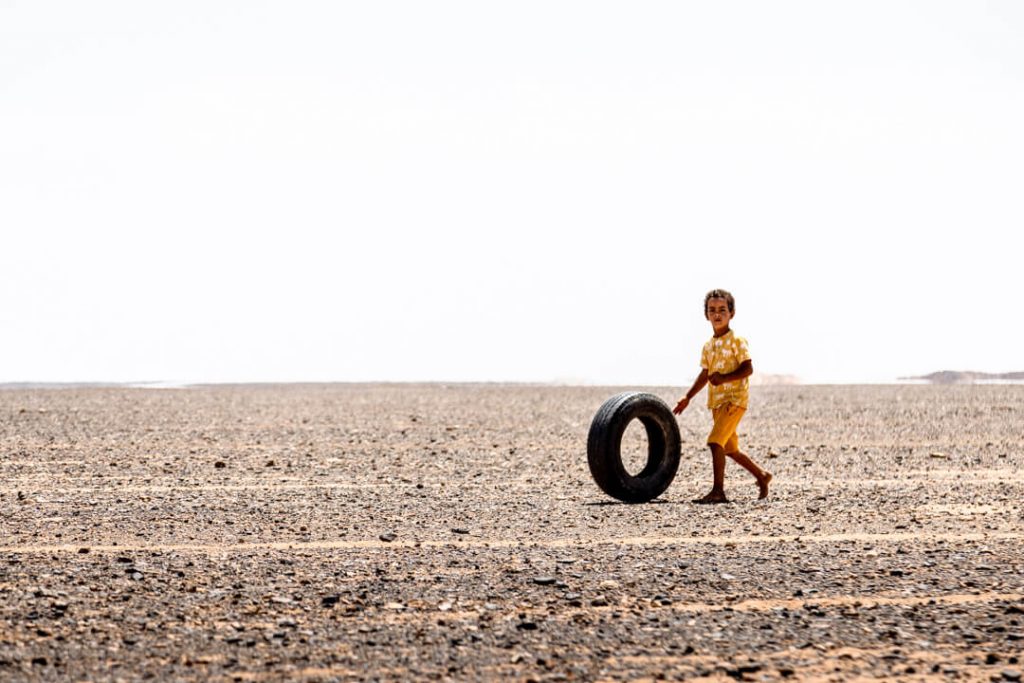 Bambino gioca nel deserto