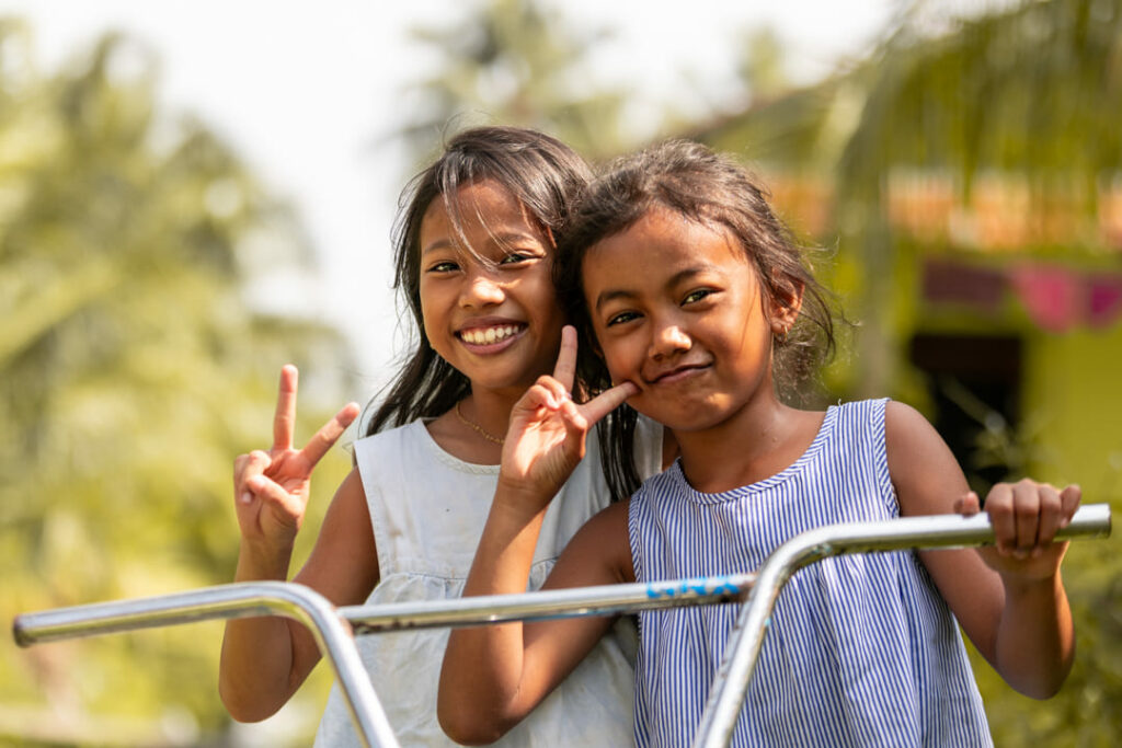 bambine indonesiane in biciletta