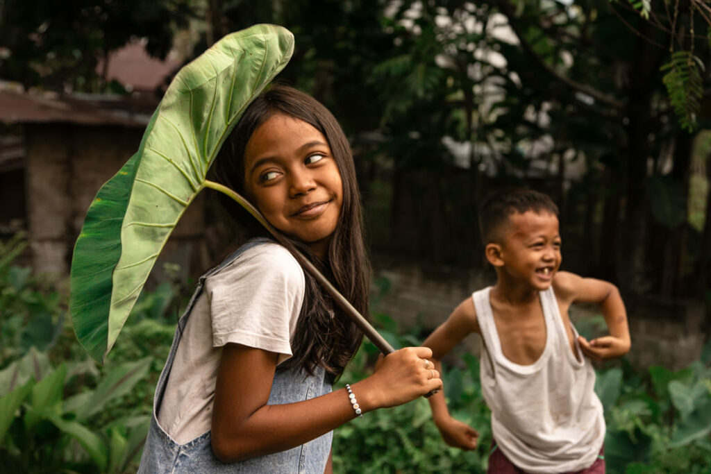 bambini di sumatra che giocano