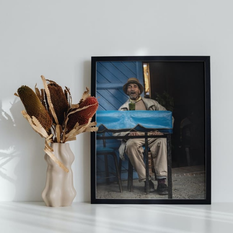 Photographic Print "The old man from the Chefchaouen bar"